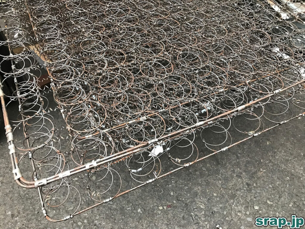 気温のある一定の暑さによって鉄の線路は変形する？